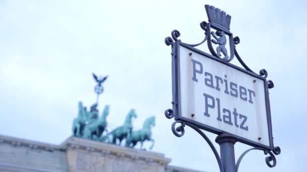 Знак Pariser Platz Quadriga Фоне Бранденбургских Ворот — стоковое видео