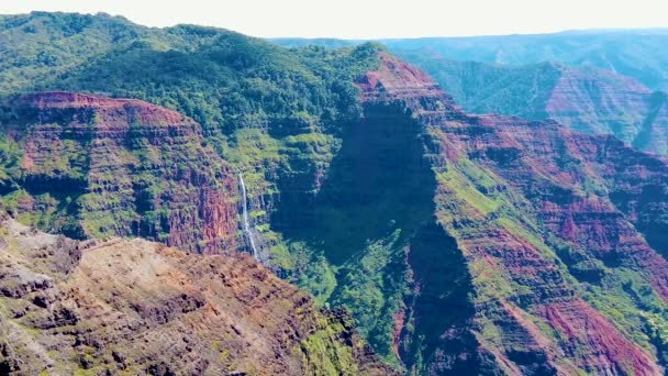Hawaii Kauai Rallentatore Boom Giù Wailea Canyon Con Una Cascata — Video Stock
