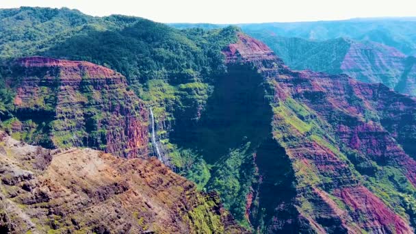 Гавайи Кауаи Замедленной Съемки Статического Каньона Ваймеа Водопадом Вдалеке Вертолетом — стоковое видео