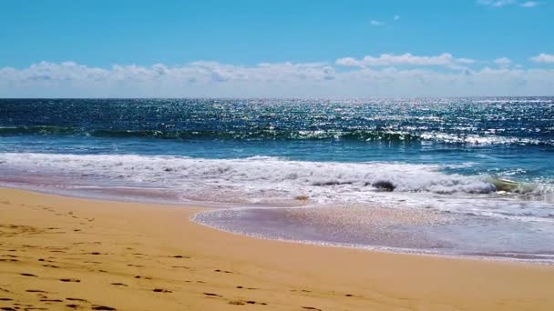 Hawaii Kauaiゆっくりとした動き水平線の雲と晴れた日の青空とビーチで洗濯バックライトされた海の波の静的なワイドショット — ストック動画