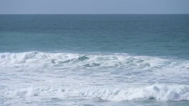 Sandy Pantai Laut Hari Yang Cerah Dengan Gelombang Berkilau Berdentang — Stok Video