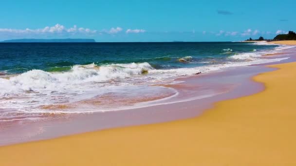 Hawaii Kauai Kumsaldan Sola Ağır Çekim Tepsisi Kıvılcımlar Saçan Okyanus — Stok video