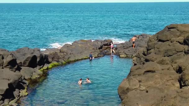 Hawaii Kauai Slow Motion Static Five People Queen Bath Pool — Stock Video