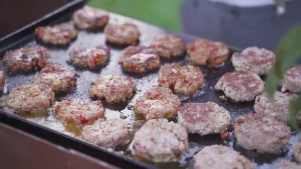 Zbliżenie Wielu Hamburgery Gotowane Zewnątrz Grill — Wideo stockowe