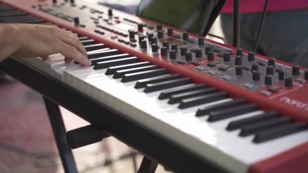 Närbild Bild Musikerns Händer Spelar Tangentbord Live Spelning — Stockvideo