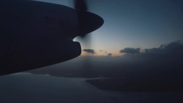 Luftaufnahme Des Propellers Eines Flugzeugs Über Dunklem Bewölkten Himmel — Stockvideo