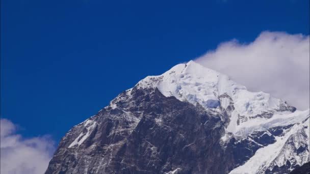 Time Lapse Van Wolken Vormen Zich Boven Gletsjer Mountain Peak — Stockvideo