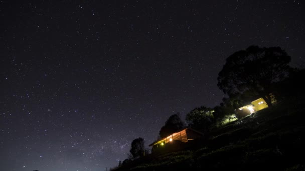Time Lapse Mobile Stars Night Sky Cuplu Small Huts Shot — Videoclip de stoc