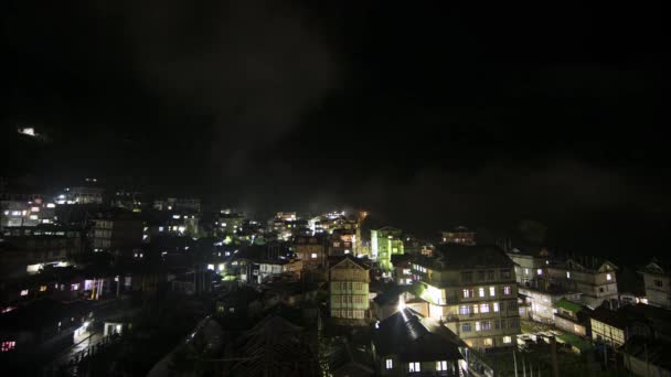 Tijdsverloop Van Bewegende Wolken Nacht Hele Stad Gebouwd Een Vallei — Stockvideo