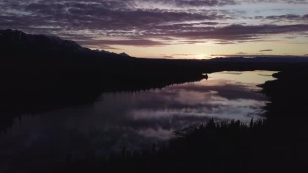 Movimiento Aéreo Lento Sobre Lago Lower Kathleen Yukon Canadá Atardecer — Vídeos de Stock