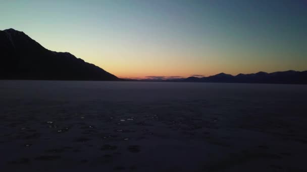 Barrido Bajo Sobre Lago Kluane Congelado Atardecer Parque Nacional Kluane — Vídeo de stock