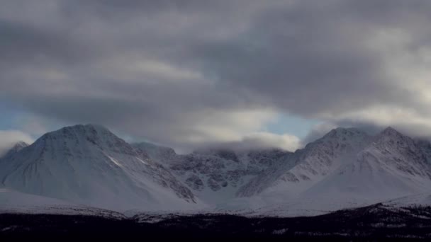 云彩穿过位于加拿大育空地区克卢安国家公园的雪山山谷 — 图库视频影像