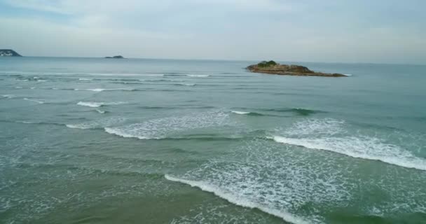 Dron Ile Guaruj Brezilya Sakin Bir Plajda Güzel Dalgalar Çekildi — Stok video