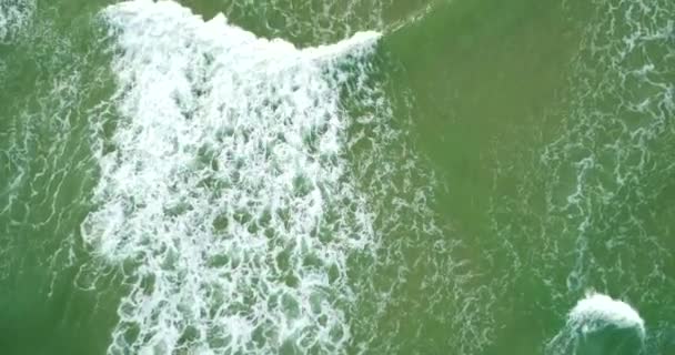 Plano Zenithal Com Drone Ondas Quebrando Mar Textura Bonita Espuma — Vídeo de Stock