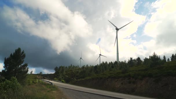 Fazenda Turbinas Eólicas Com Céu Nublado Fundo Solo — Vídeo de Stock