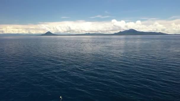 Pequeño Bote Blanco Está Anclado Junto Arrecife Coral Medio Del — Vídeos de Stock