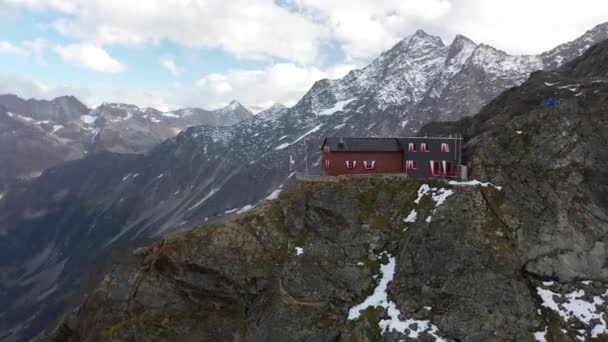 Inquadratura Circolare Del Rifugio Dossen Sulla Vetta Della Montagna Svizzera — Video Stock