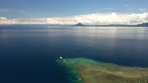 Drone Disparo Una Pequeña Isla Medio Del Océano Montaña Nubes — Vídeos de Stock