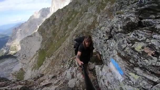 Mladý Silný Zdravý Muž Dlouhými Vlasy Tetováním Kráčí Během Letního — Stock video