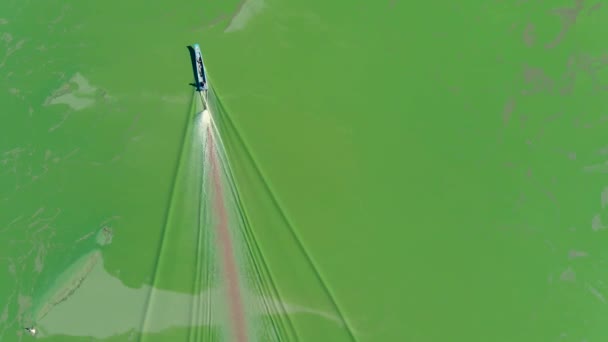 Static Aerial View Boat Going Low Algae Covered Water Tonle — Stock Video