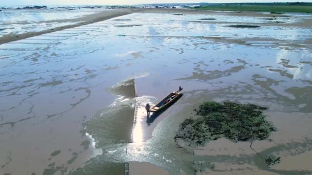 มมองทางอากาศของชาวประมงเอเช ยตรวจสอบก กปลาและตาข ายส าหร บอาหารในระหว างระด าบนทะเลสาบ Tonle Sap — วีดีโอสต็อก