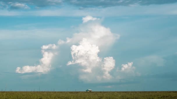 Maison Simple Sur Horizon Propre Avec Des Formations Nuages Tempête — Video