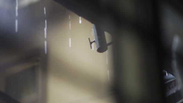 Pioggia Leggera Che Gocciola Tetto Marrone Con Uno Sfondo Fuori — Video Stock