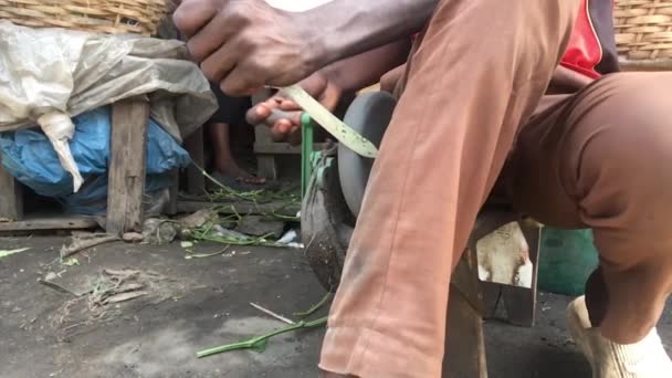 Mouvement Lent Prise Vue Moyenne Des Mains Nigérian Homme Affûter — Video