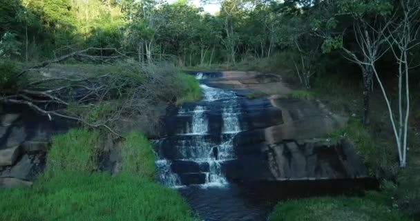 Zoom Von Einem Wunderschönen Wasserfall Mit Wasser Das Von Den — Stockvideo