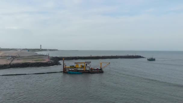 ポンディシェリ港近くの土地を掘削するために使用される浚渫船ボートの空中フライオーバーショット 4Kでドローンで撮影 — ストック動画
