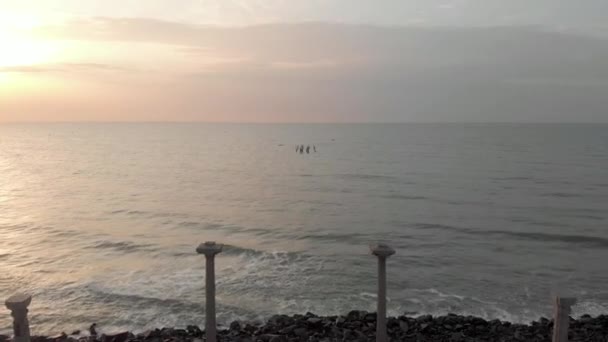 Воздушный Снимок Статуи Махатмы Ганди Пляжа Золотом Рассвете Утром Возле — стоковое видео