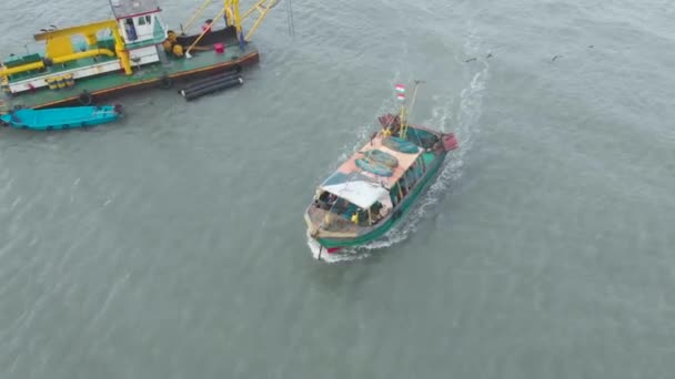 Aerial Siga Tiro Barco Pesca Viajando Direção Porto Partir Mar — Vídeo de Stock