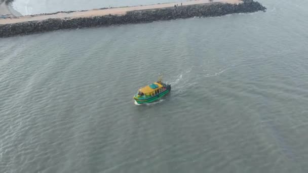 Aerial Top Siga Tiro Barco Pesca Viajando Direção Porto Partir — Vídeo de Stock