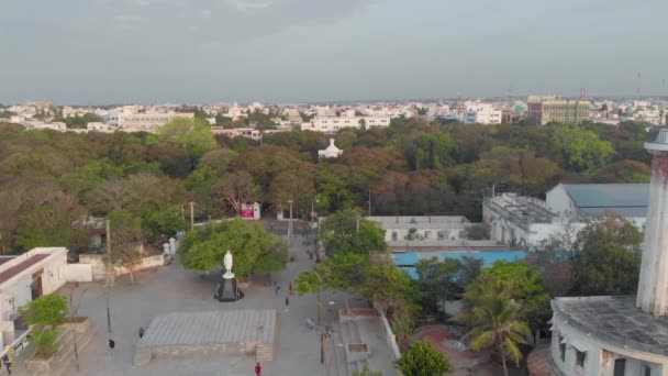 Flygfoto Bild Människor Som Går Bharathi Park Nära Stranden Pondicherry — Stockvideo