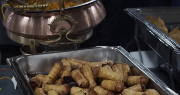 Deliciosa Comida Indiana Fumando Recipiente Catering Close — Vídeo de Stock