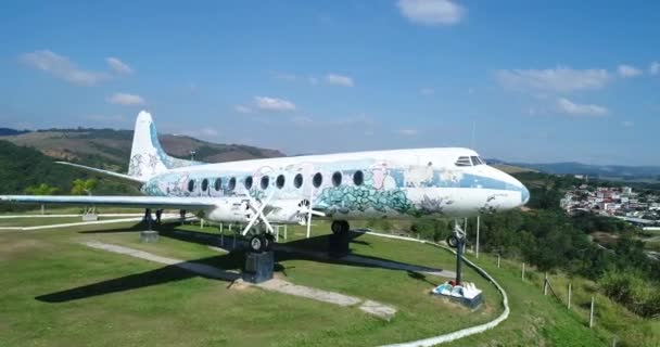 古い4エンジン飛行機 美しいオープンエアの航空博物館 希少性 コレクター 4K解像度の映画館の周りのドローンツアー — ストック動画