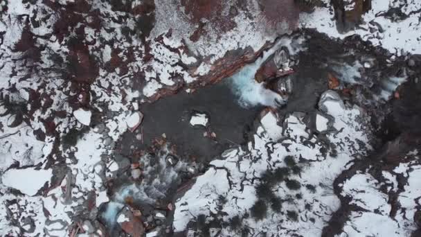 Manali Deki Kışlar Boyunca Karla Kaplı Vadide Koşan Buzul Nehri — Stok video