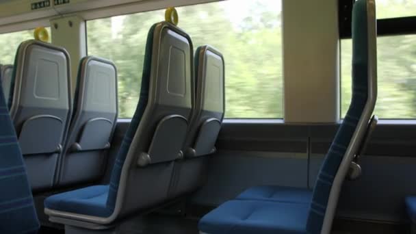 Assentos Vazios Trem Britânico Enquanto Viaja Pelo Campo — Vídeo de Stock