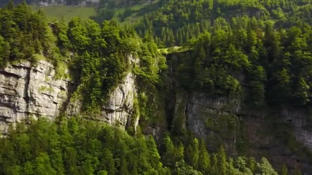 Vuelo Hacia Una Pequeña Cascada Que Sale Del Borde Del — Vídeos de Stock