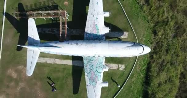 Drone Subiendo Con Cámara Apuntando Hacia Abajo Parte Superior Gran — Vídeos de Stock