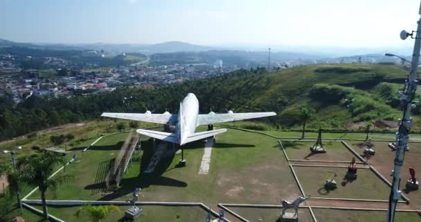 Drone Akan Maju Atas Pesawat Tua Besar Sebuah Museum Terbuka — Stok Video