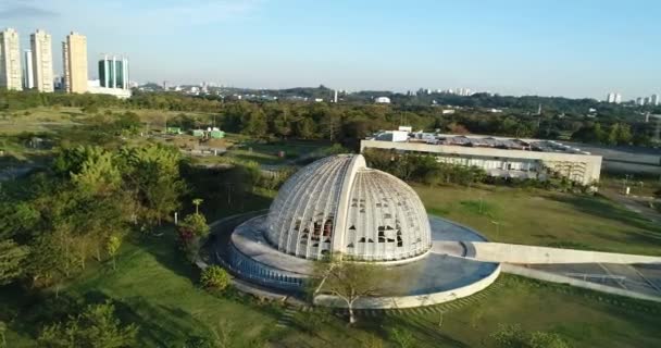 Drone Tournant Gauche Droite Dans Pépinière Basse Volante Dans Parc — Video