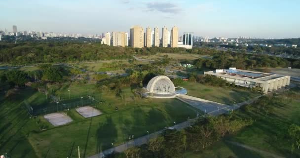 緑豊かな植生 静けさ 穏やかな 4K解像度の完全な公共公園に位置する美しい保育園へのドローン飛行 — ストック動画