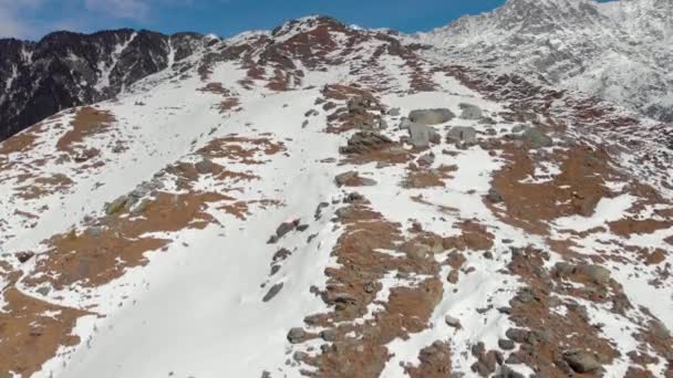 Aerial Truck Shot Two People Hiking Top Triund Peak Snow — Vídeos de Stock