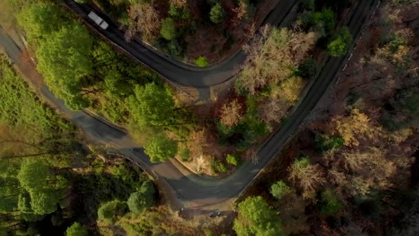 Aerial Top Zoom Out Snímek Dálnice Kopcích Spojovací Bir Vrchol — Stock video