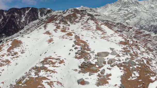 Аэросъемка Долли Зум Двое Людей Поднимаются Вершину Пика Триунд Снежными — стоковое видео