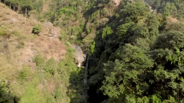 在喜马偕尔邦比尔市 一个美丽的巨大瀑布被树木覆盖 用一架无人驾驶飞机在4K被射中 空中多利冲出镜头 — 图库视频影像