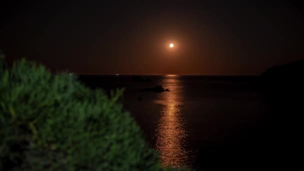 月亮在水面和船上反射的夜间运动 — 图库视频影像