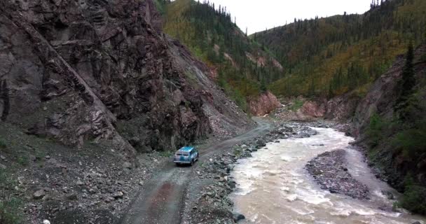 Eski Mavi Minibüsün Manzaralı Manzarası Asfaltsız Toprak Çakıl Taşlı Kanyon — Stok video