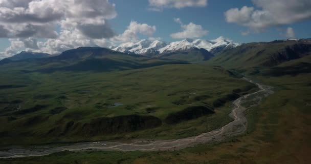 Sensationele Yukon Schilderachtige Vlucht Boven Groene Berggebieden Bochtige Rivier Met — Stockvideo